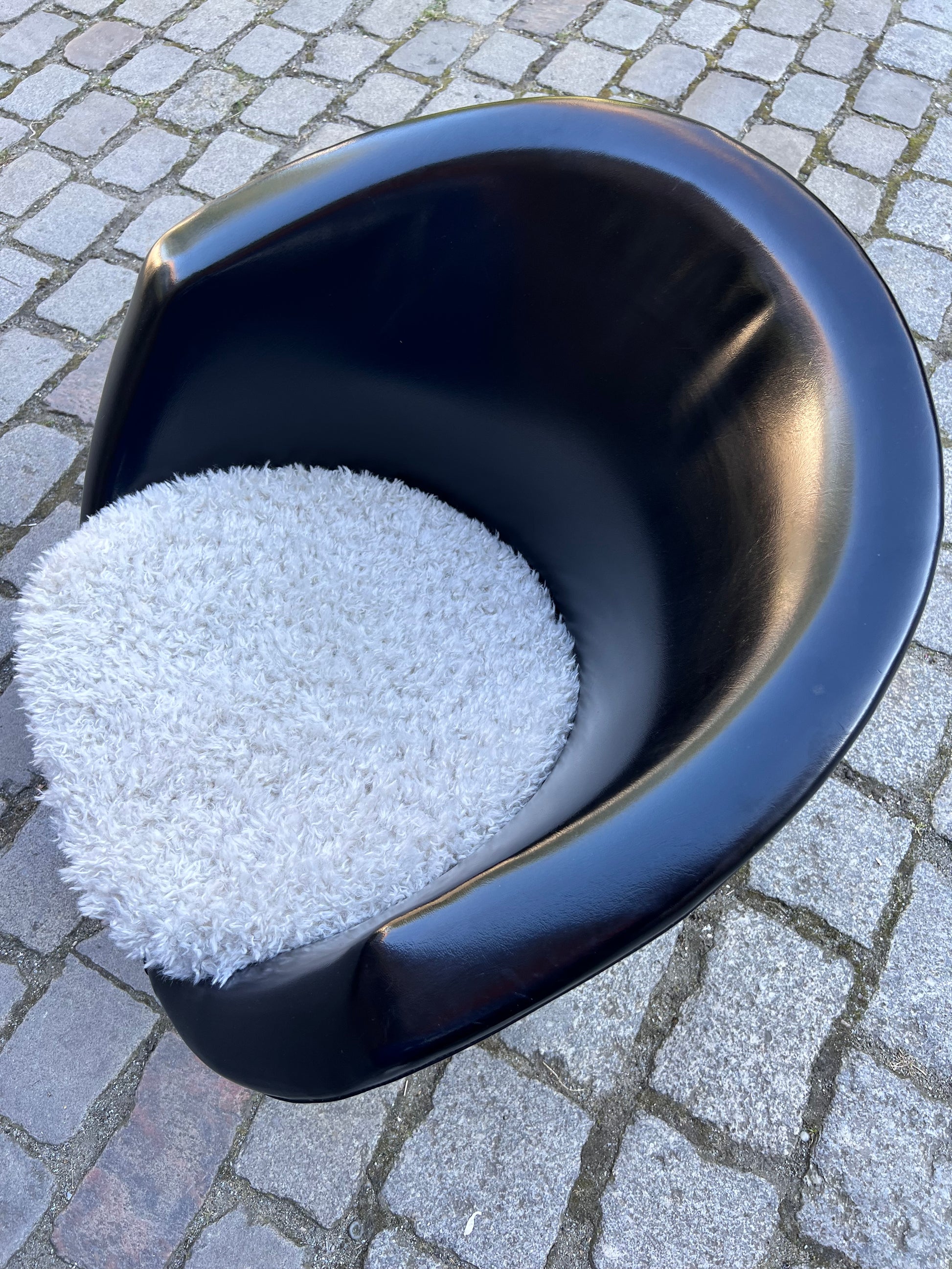 Cocktailsessel Kunstleder mit beigem Fellkissen