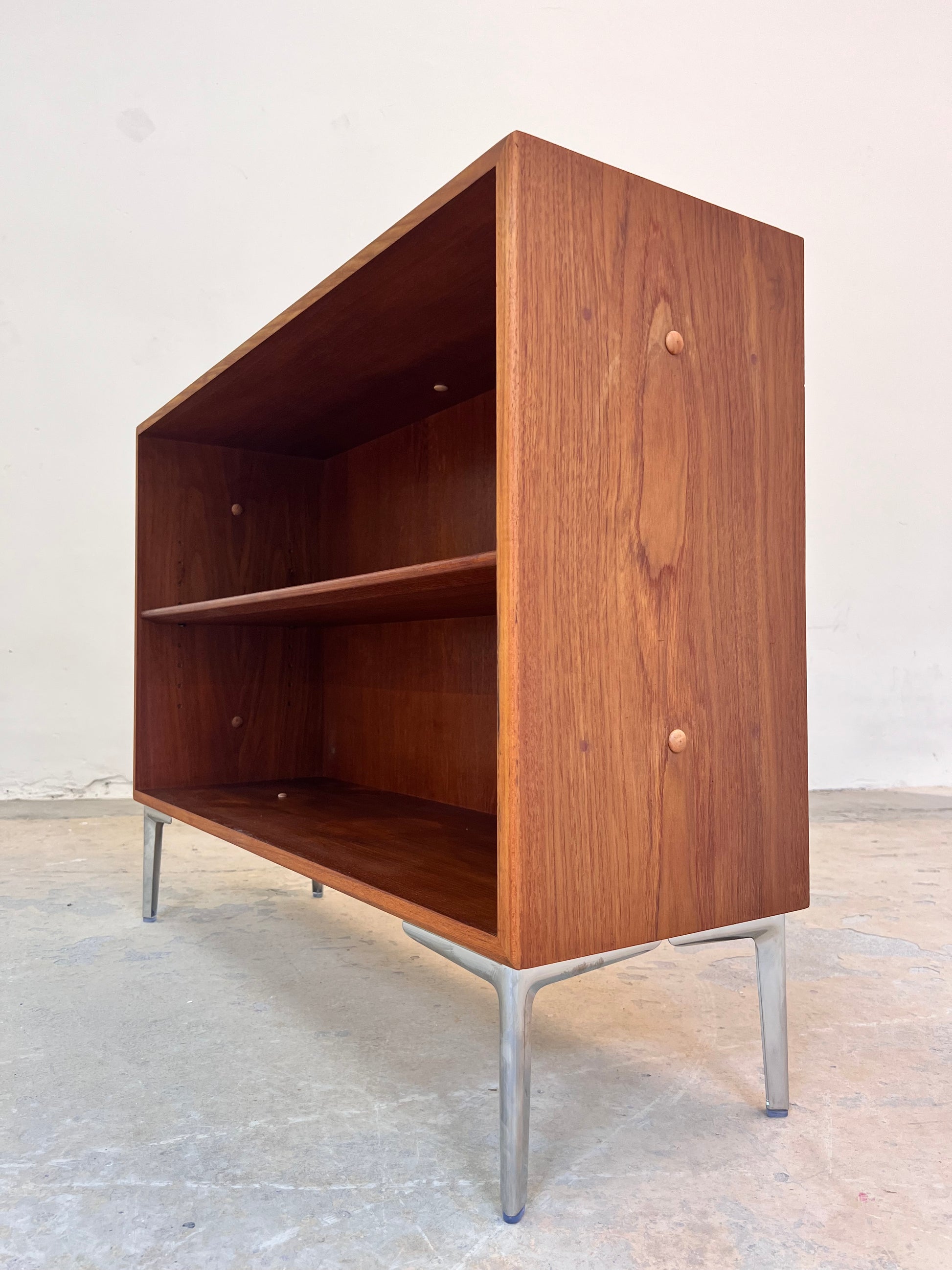 Regal Teak mit neuen Chromfüßen