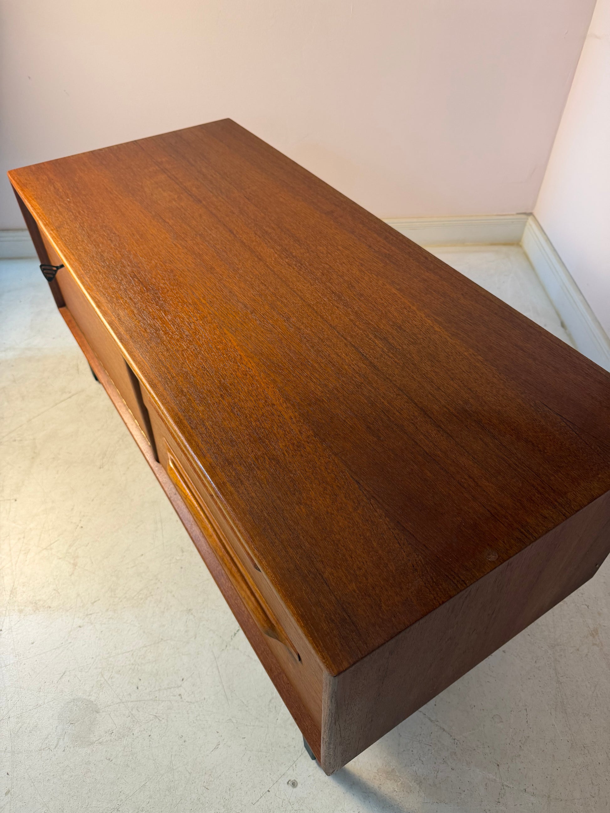 Kleines Lowboard Teak mit neuen Füßen von Riestenpatt