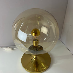 Tischlampe mit Glaskugel und Messingfuß