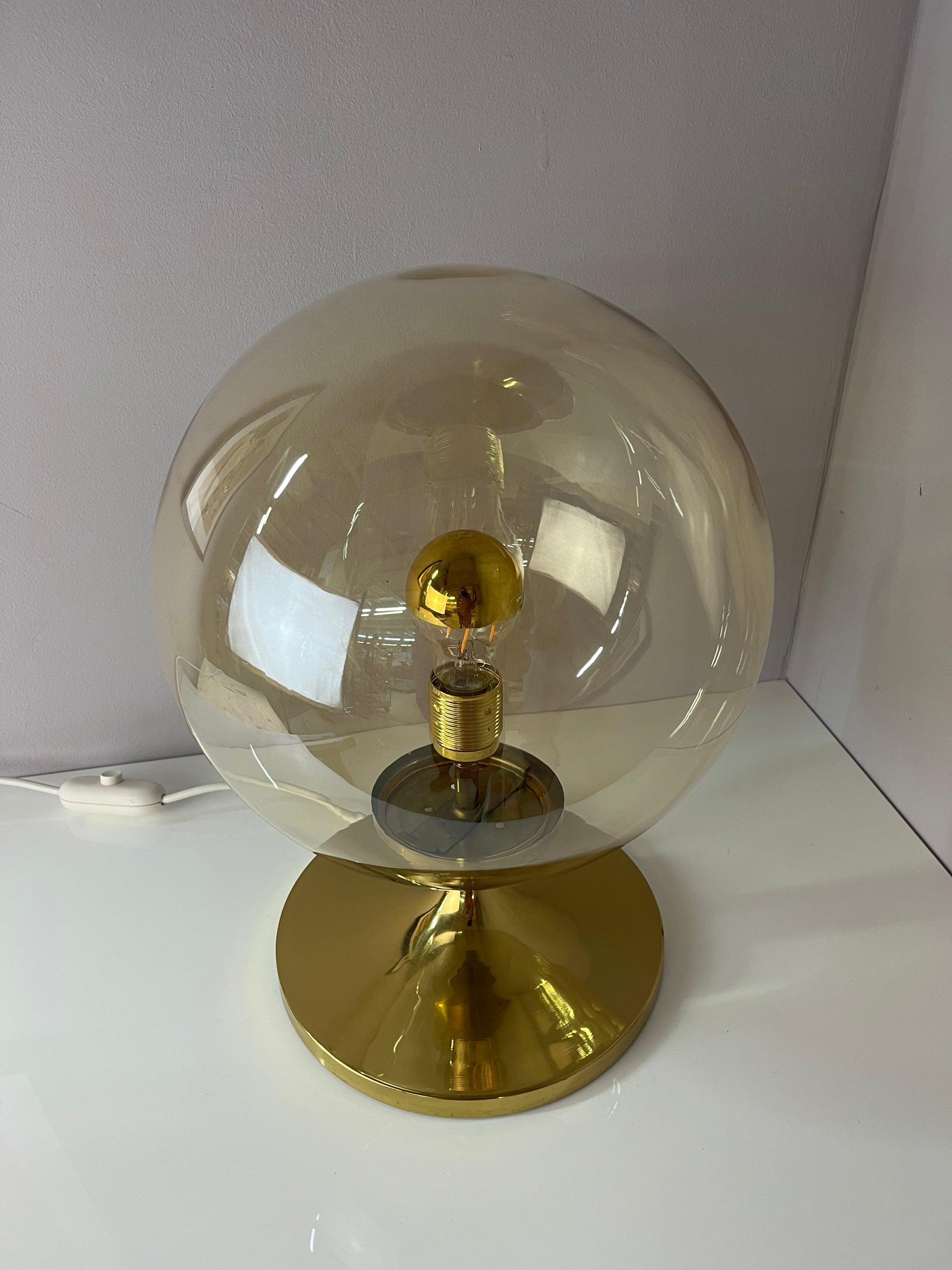 Tischlampe mit Glaskugel und Messingfuß