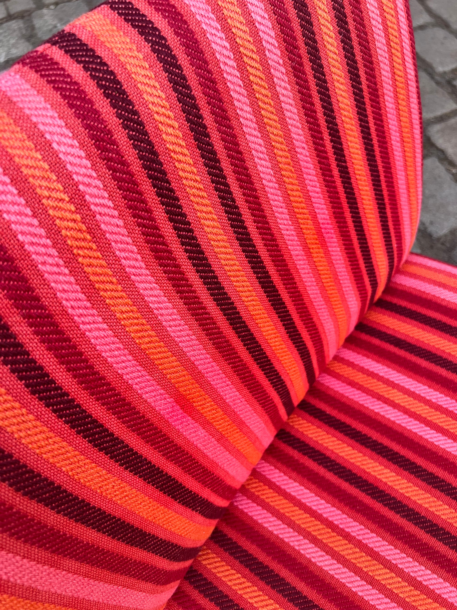 Sessel 70er pink gestreift