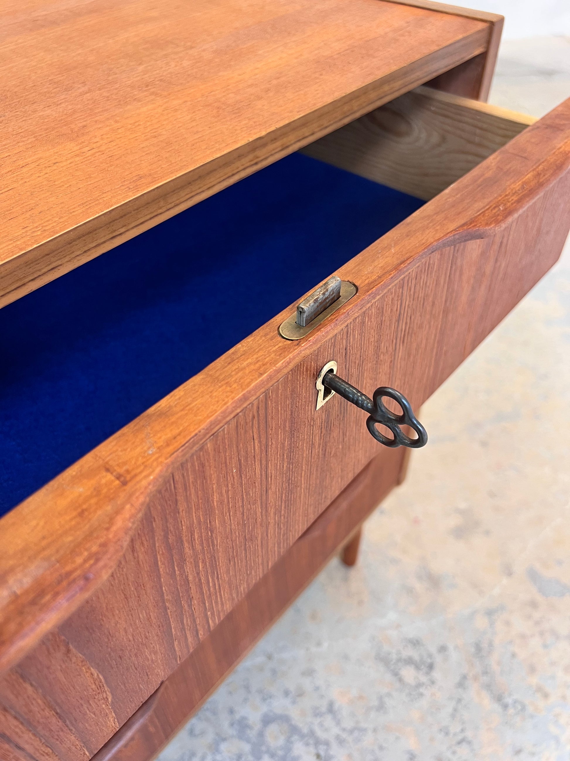 Kommode Teak mit Schloss aus Dänemark