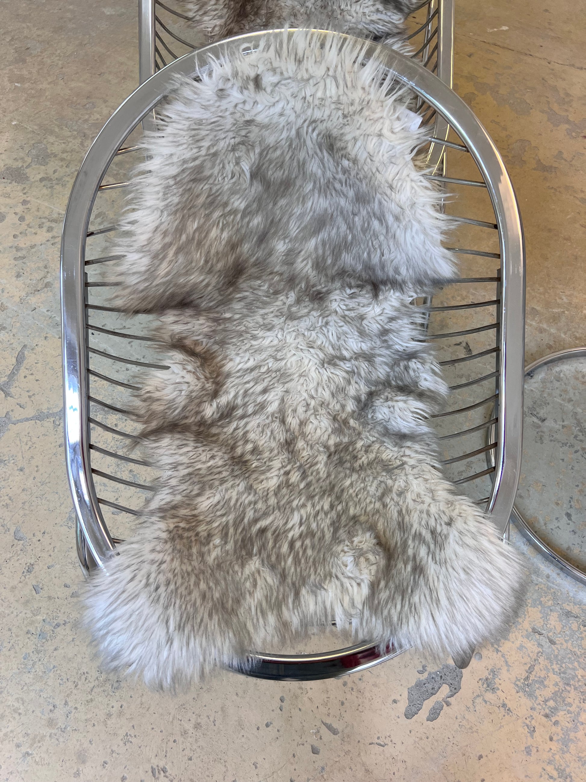 Freischwinger Modell Egg Chair mit Fell von Gastone Rinaldi