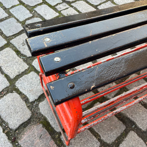 Bank mit Schuhablage orange schwarz aus Tschechien Industrial Design