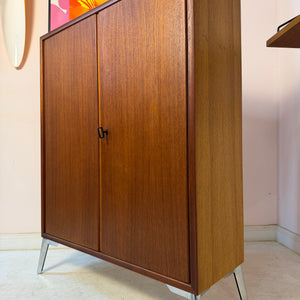 Schrank Teak mit Schloss & neuen Chromfüßen von Heinrich Riestenpatt
