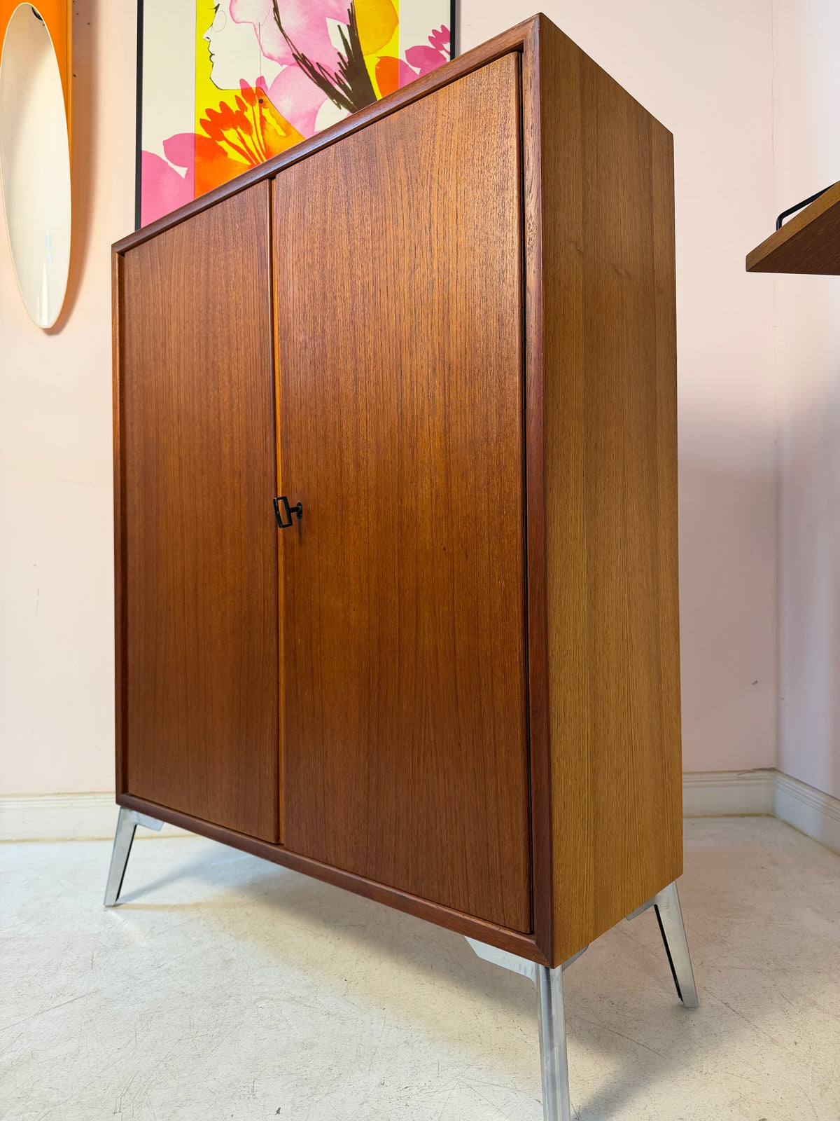 Schrank Teak mit Schloss & neuen Chromfüßen von Heinrich Riestenpatt