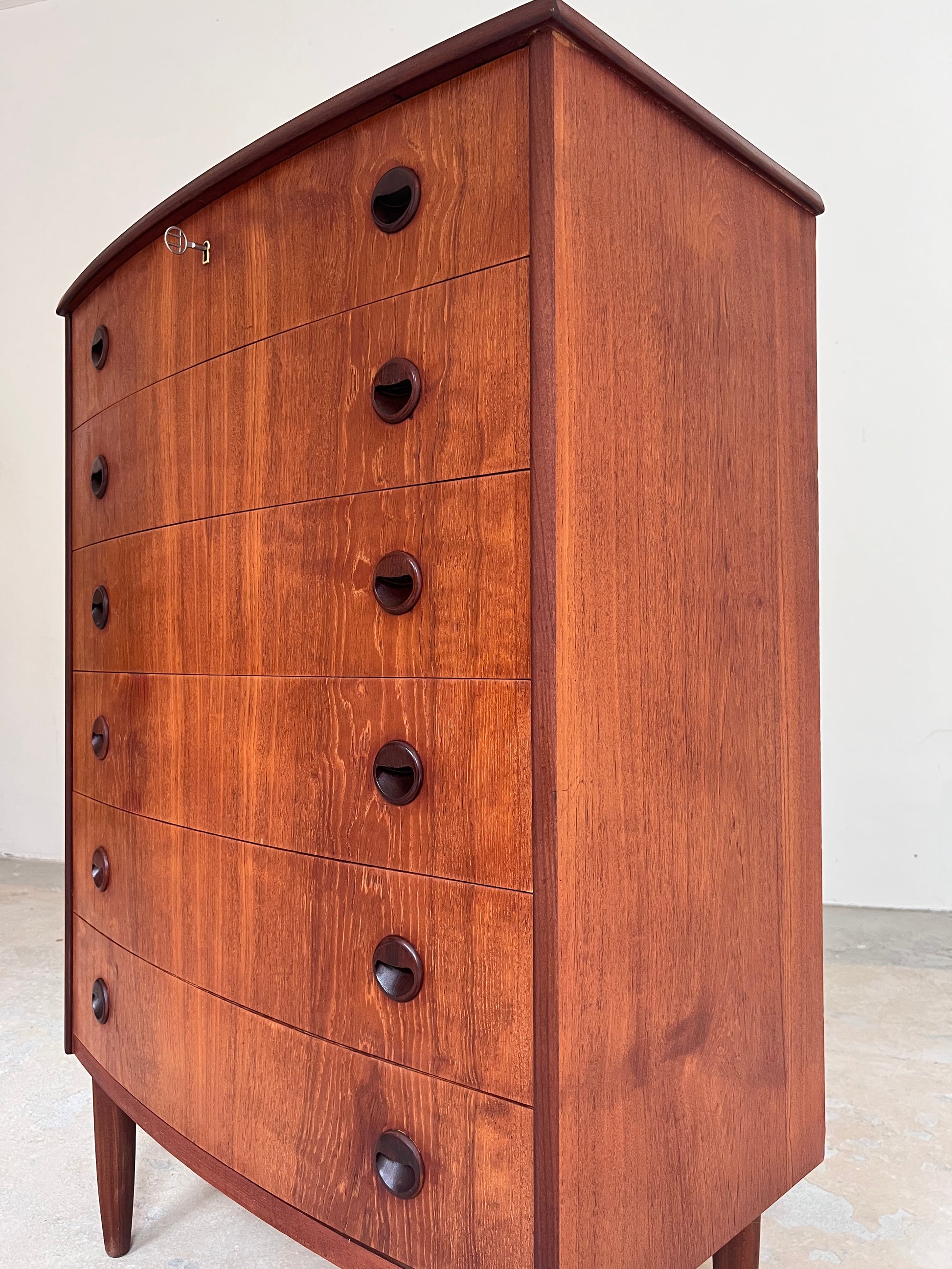 Halbrunde Kommode Teak mit runden Griffen & Schloss aus Dänemark