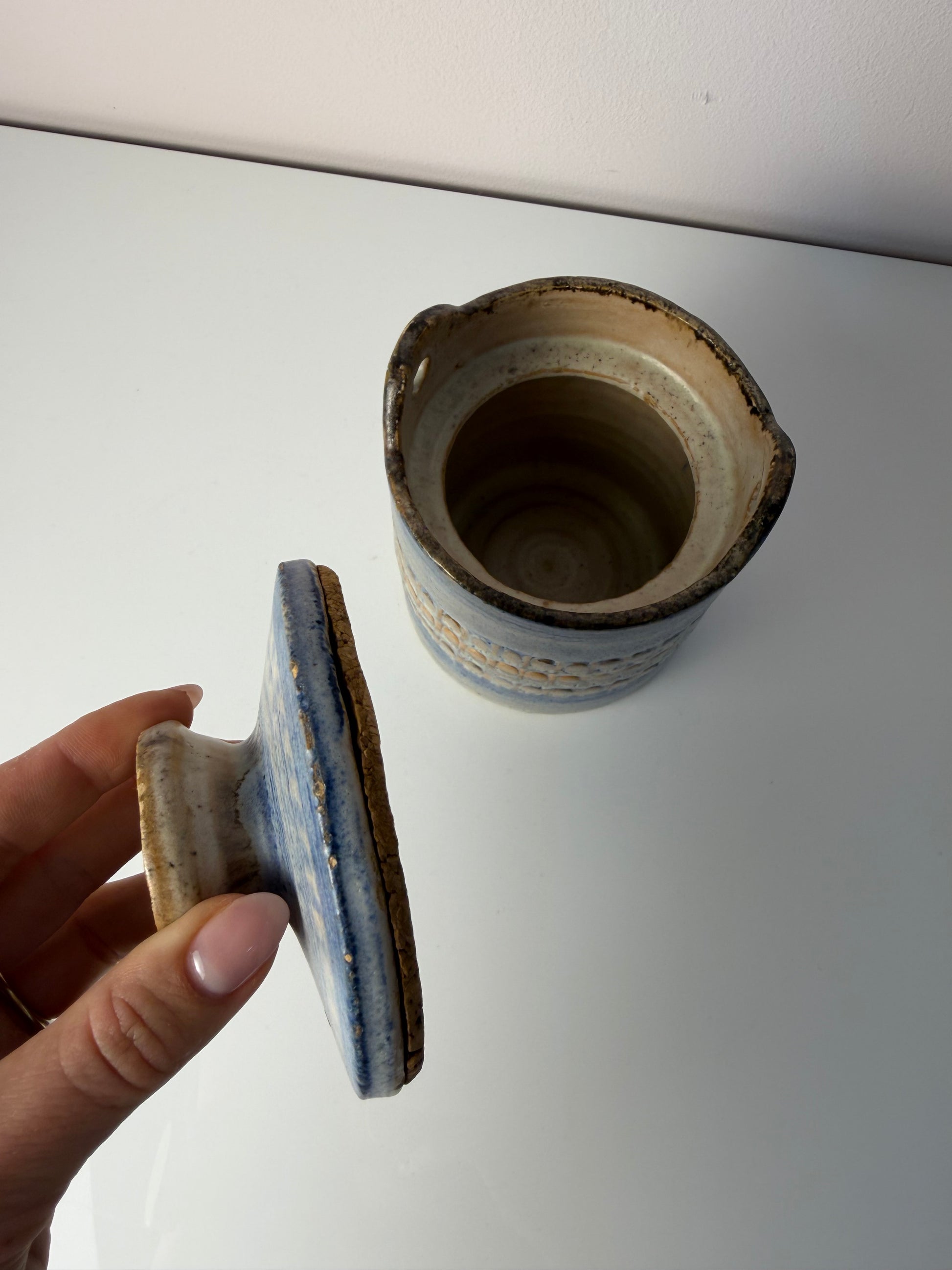 Vorratsdose blau Keramik mit eingeprägtem Muster aus Dänemark
