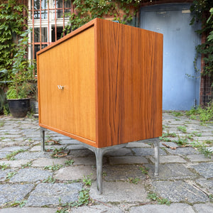 Kleines Sideboard mit Schloss & neuen Chromfüßen