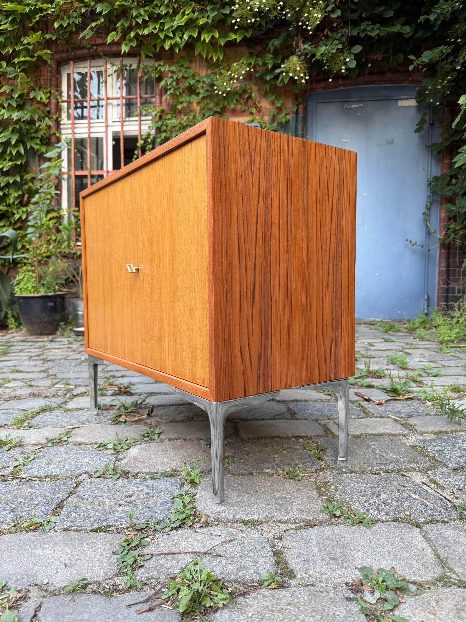 Kleines Sideboard mit Schloss & neuen Chromfüßen