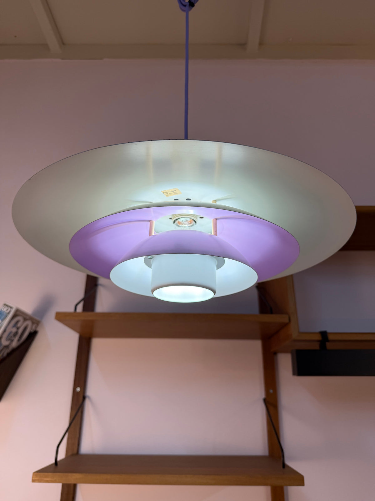 Lamellenlampe weiß lila von Formlight