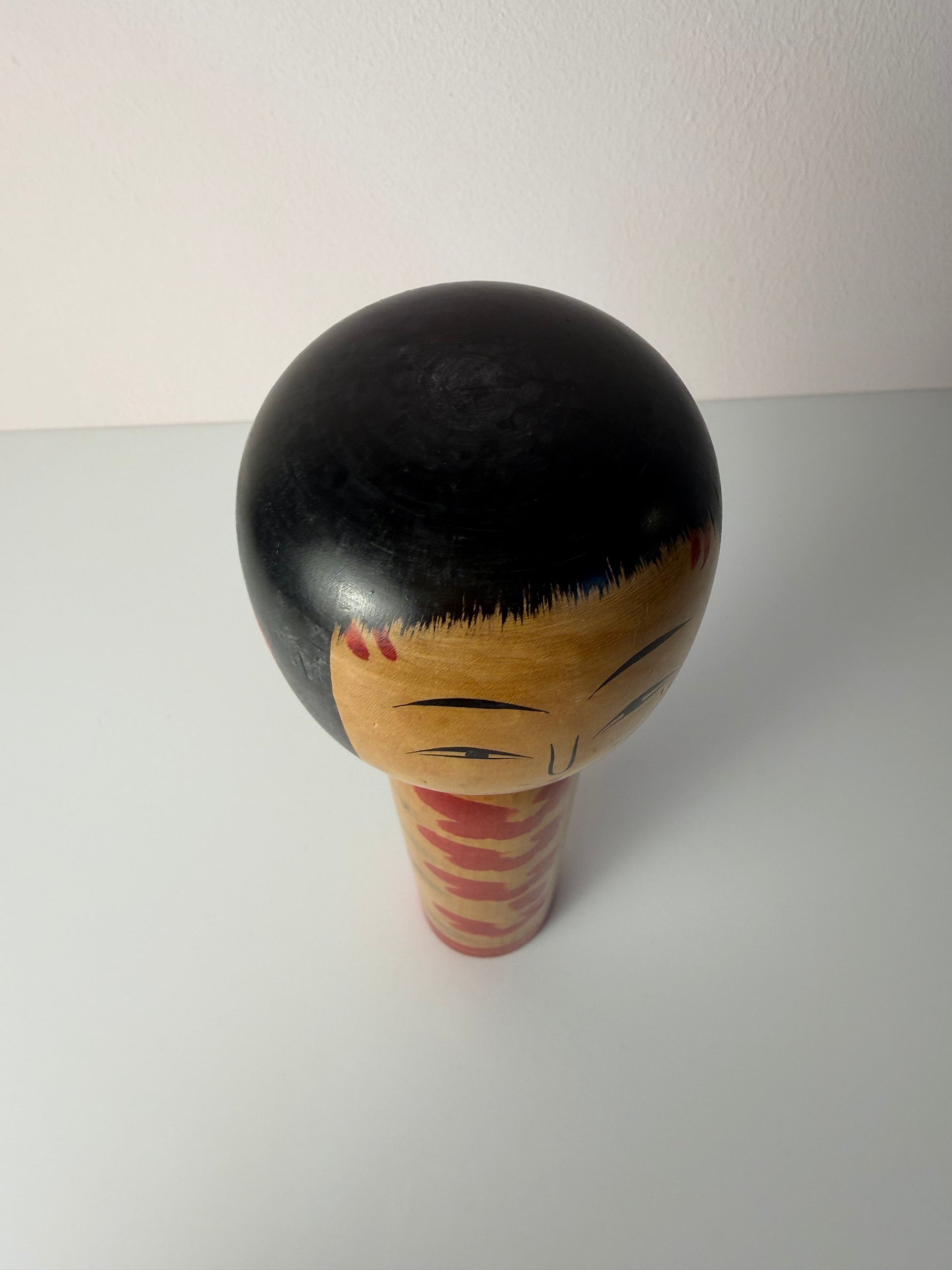 Japanische Kokeshi Holzfigur handbemalt