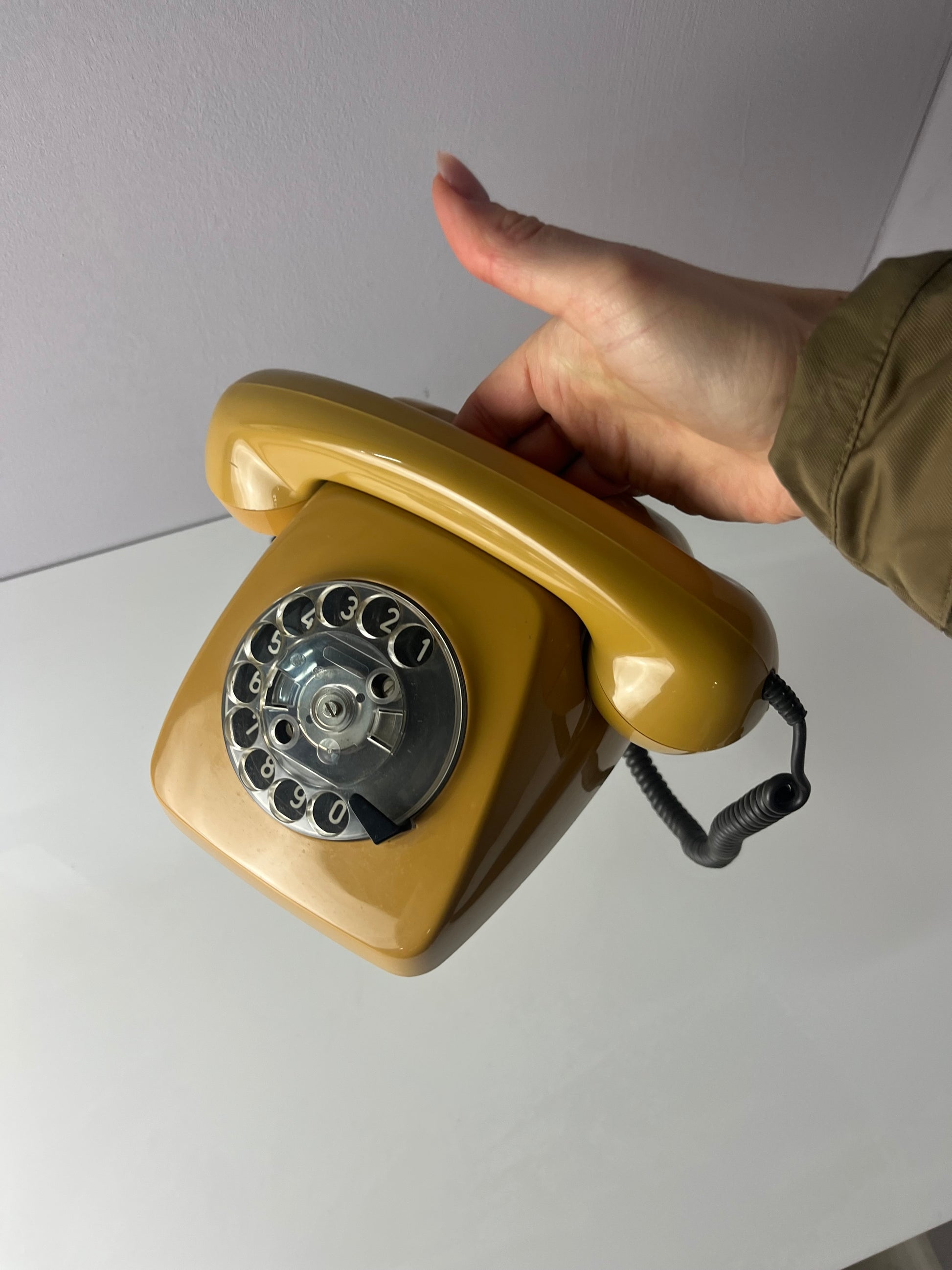 Telefon FeTap 611-2a gelb mit Wählscheibe und Kabel
