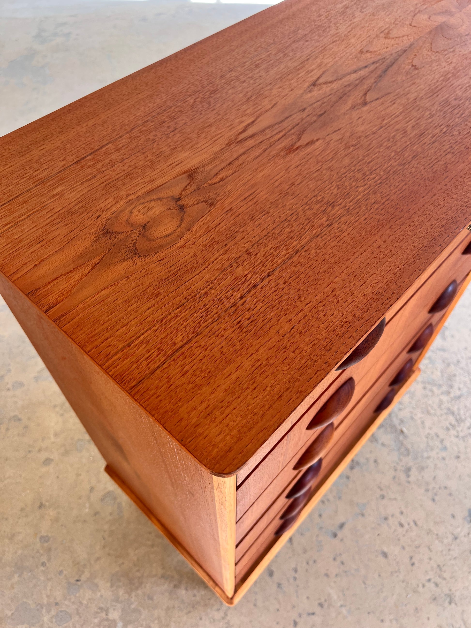 Kommode Teak mit Details in Eiche & Muschelgriffen aus Dänemark