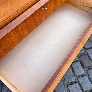 Kommode Teak mit durchgängigen Griffen & Schloss aus Dänemark