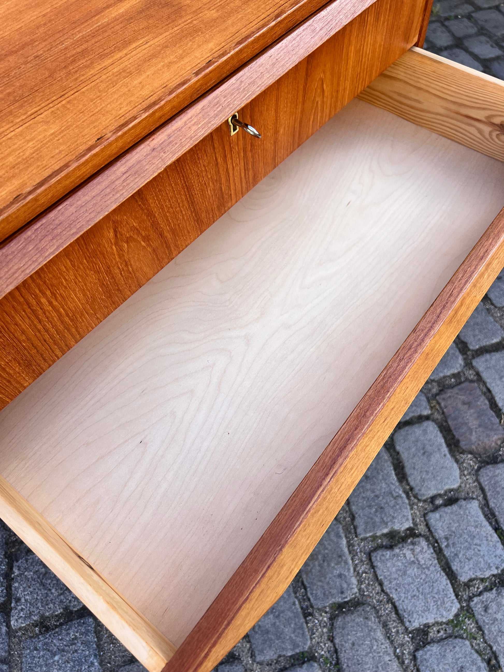 Kommode Teak mit durchgängigen Griffen & Schloss aus Dänemark