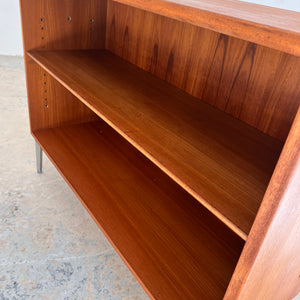 Regal Teak mit neuen Chromfüßen von Søborg Møbelfabrik