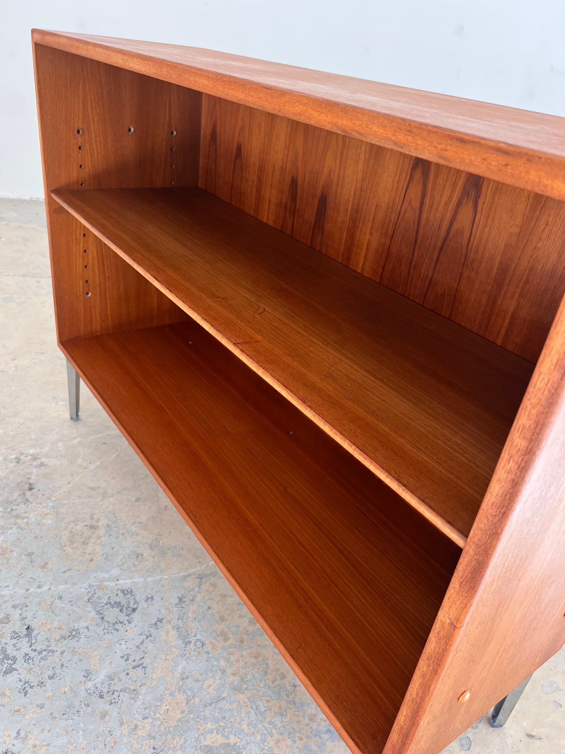 Regal Teak mit neuen Chromfüßen von Søborg Møbelfabrik