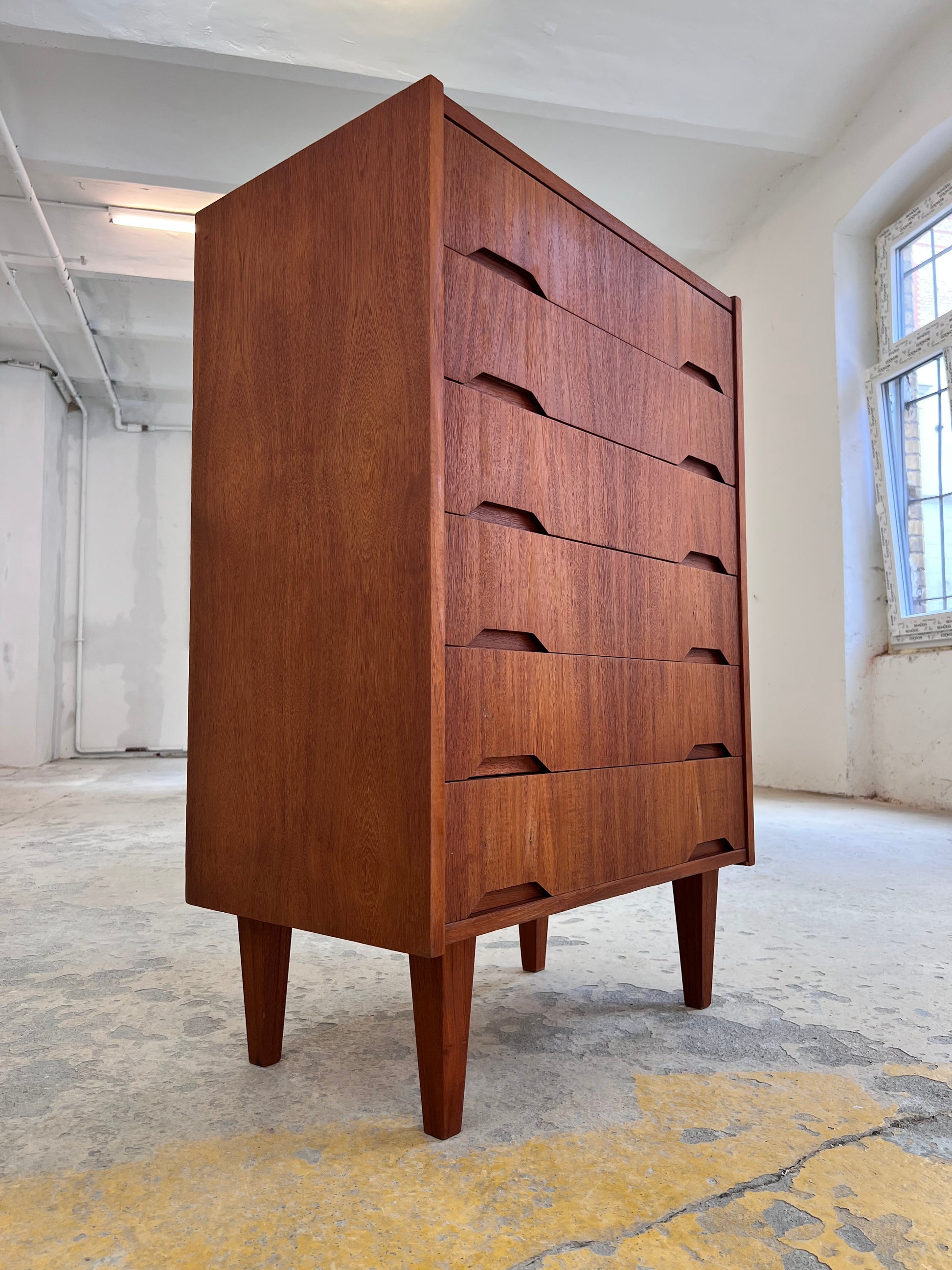 Kommode Teak mit eingelassenen Griffen aus Dänemark