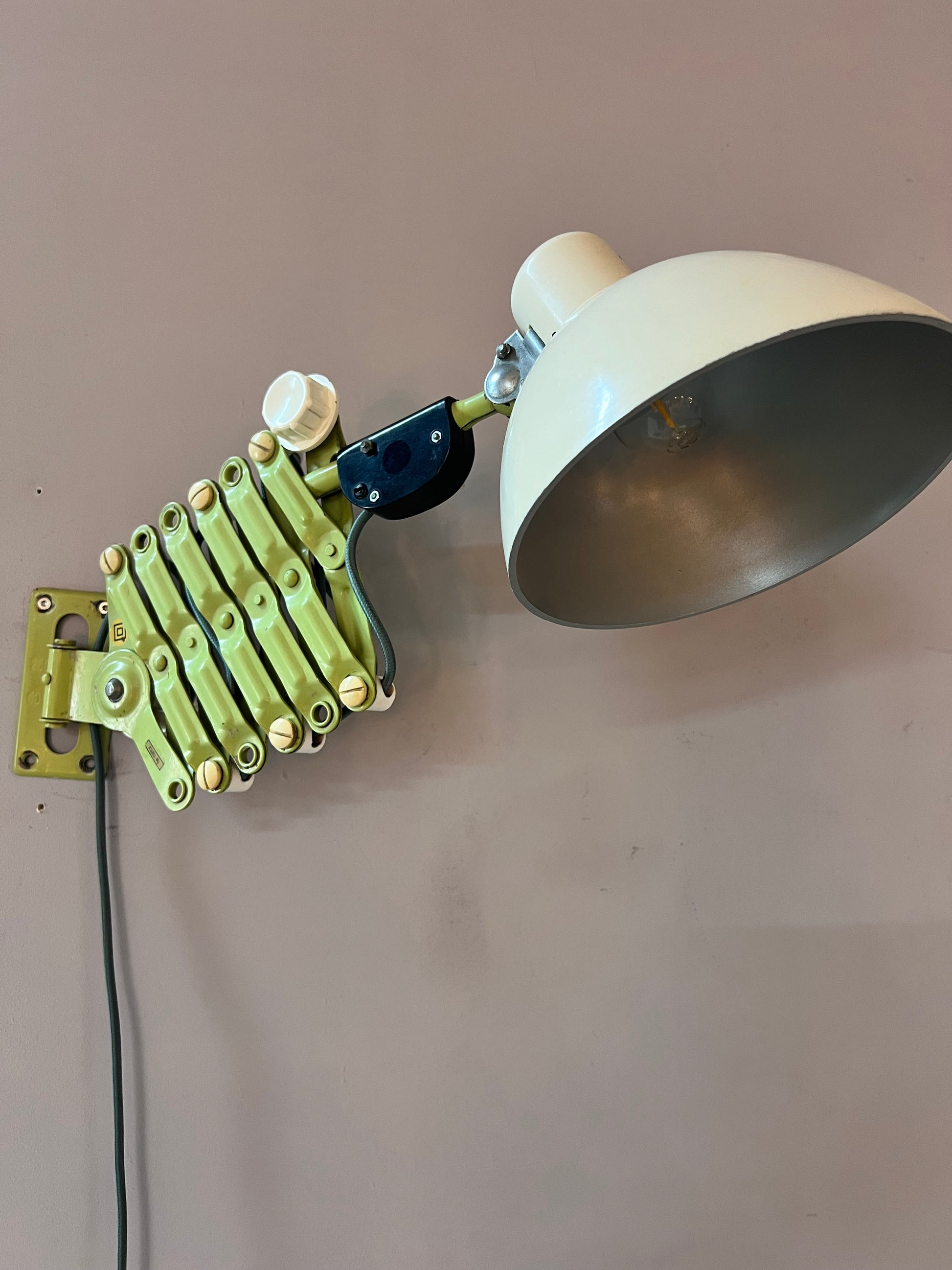 Scherenlampe mint creme von VEB Zweckleuchtenbau Dresden