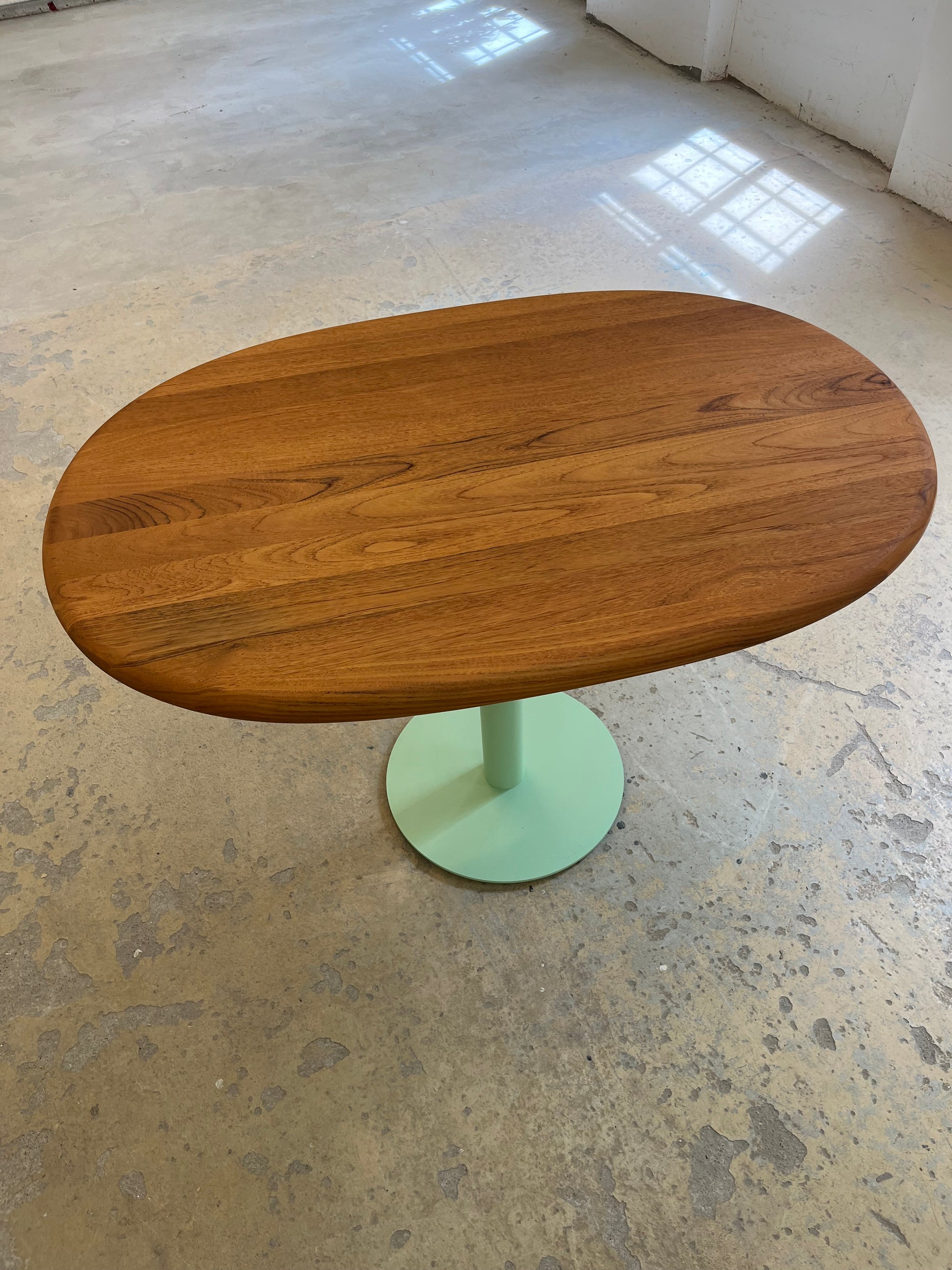 Ovaler Esstisch Teak mit neuem Tischgestell Glostrup