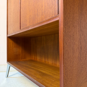 Schrank Teak mit Regalfach, Schloss & neuen Chromfüßen von Heinrich Riestenpatt