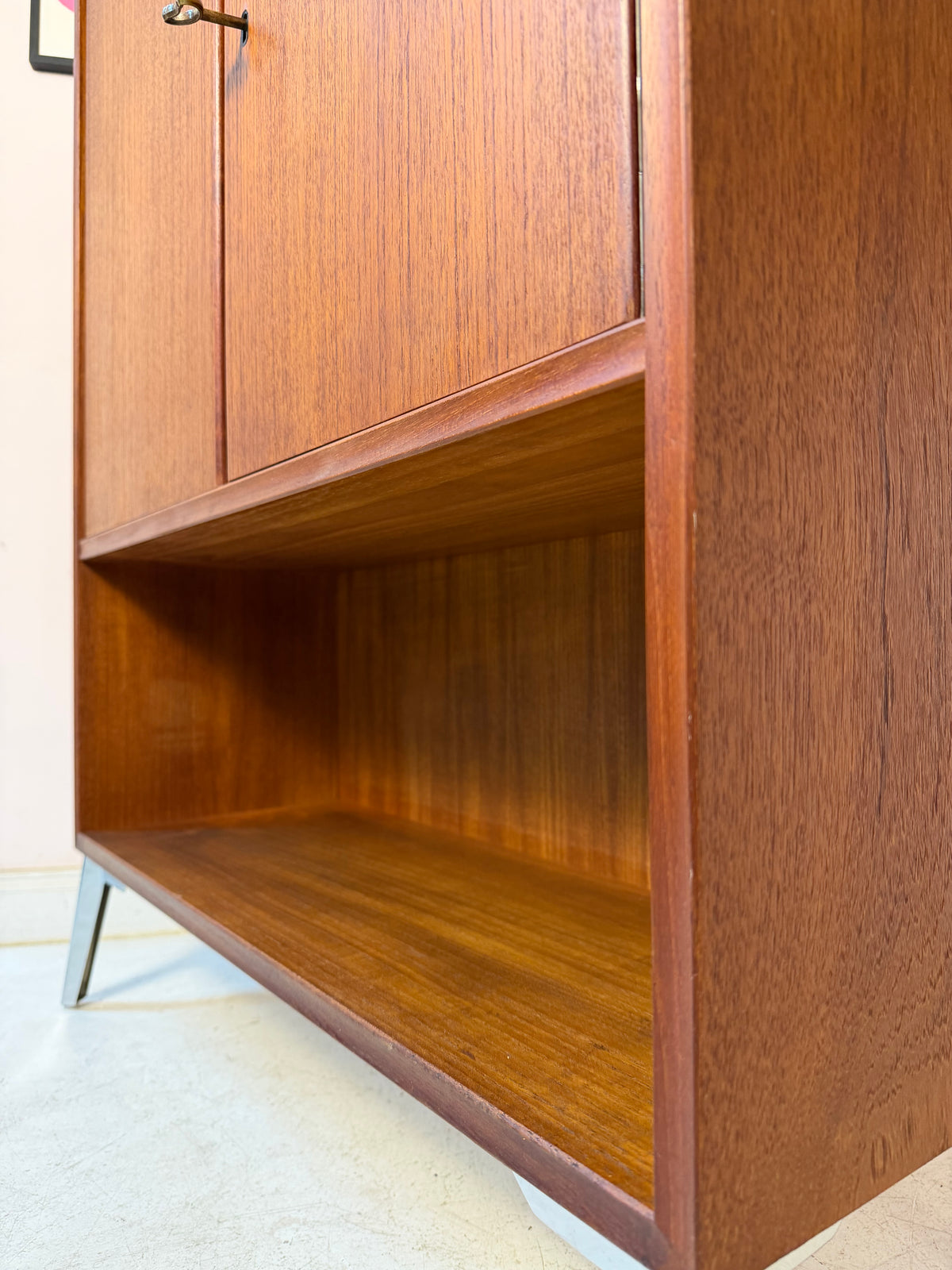 Schrank Teak mit Regalfach, Schloss & neuen Chromfüßen von Heinrich Riestenpatt