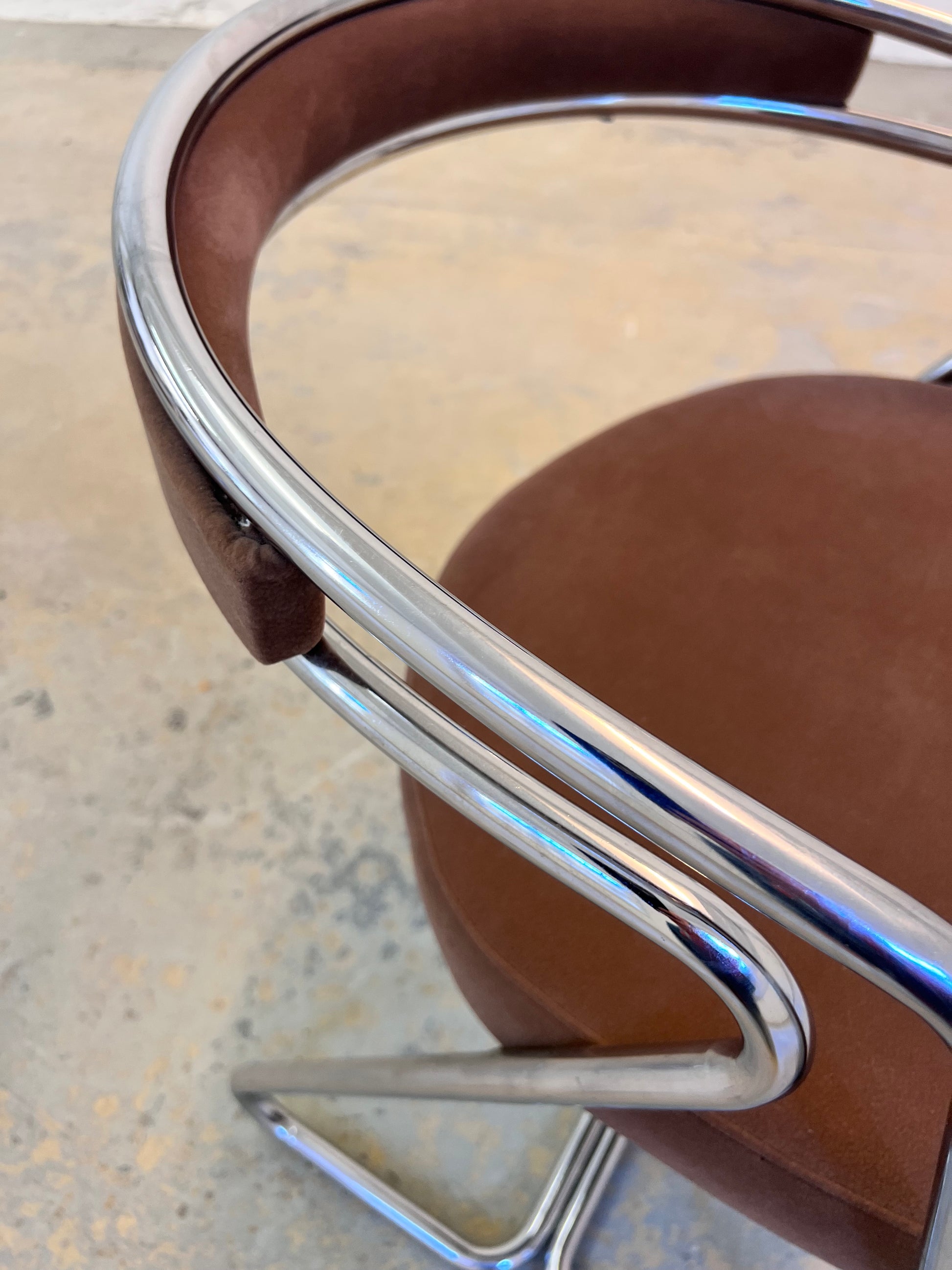 Polsterstuhl Chrom mit braunem Velour