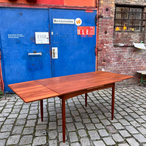 Esstisch Teak ausziehbar mit trapezförmigen Tischblättern