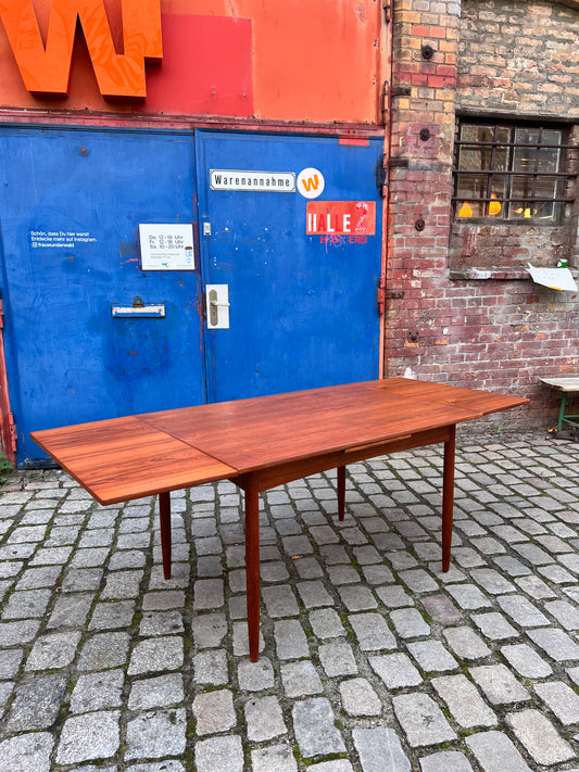 Esstisch Teak ausziehbar mit trapezförmigen Tischblättern