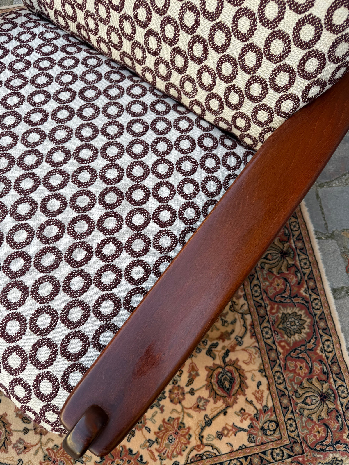 Sessel Mahagoni neu gepolstert mit aubergine Kreismuster