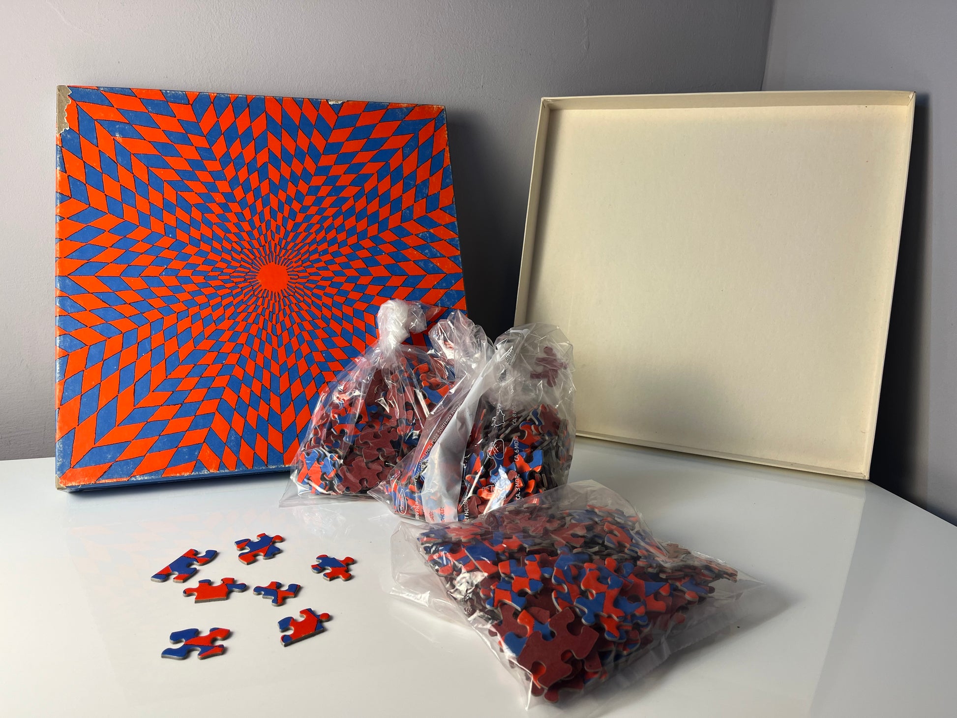 Puzzle "Ambiguous Corolla" rot blau von Claudia Carrel für Springbok Editions