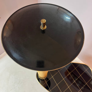 Tisch mit Stehlampe