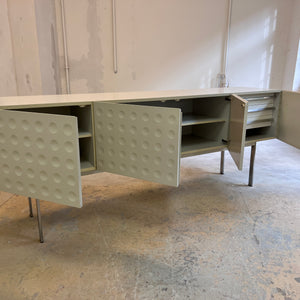 Sideboard weiß mit kreisförmigem Reliefmuster aus Belgien