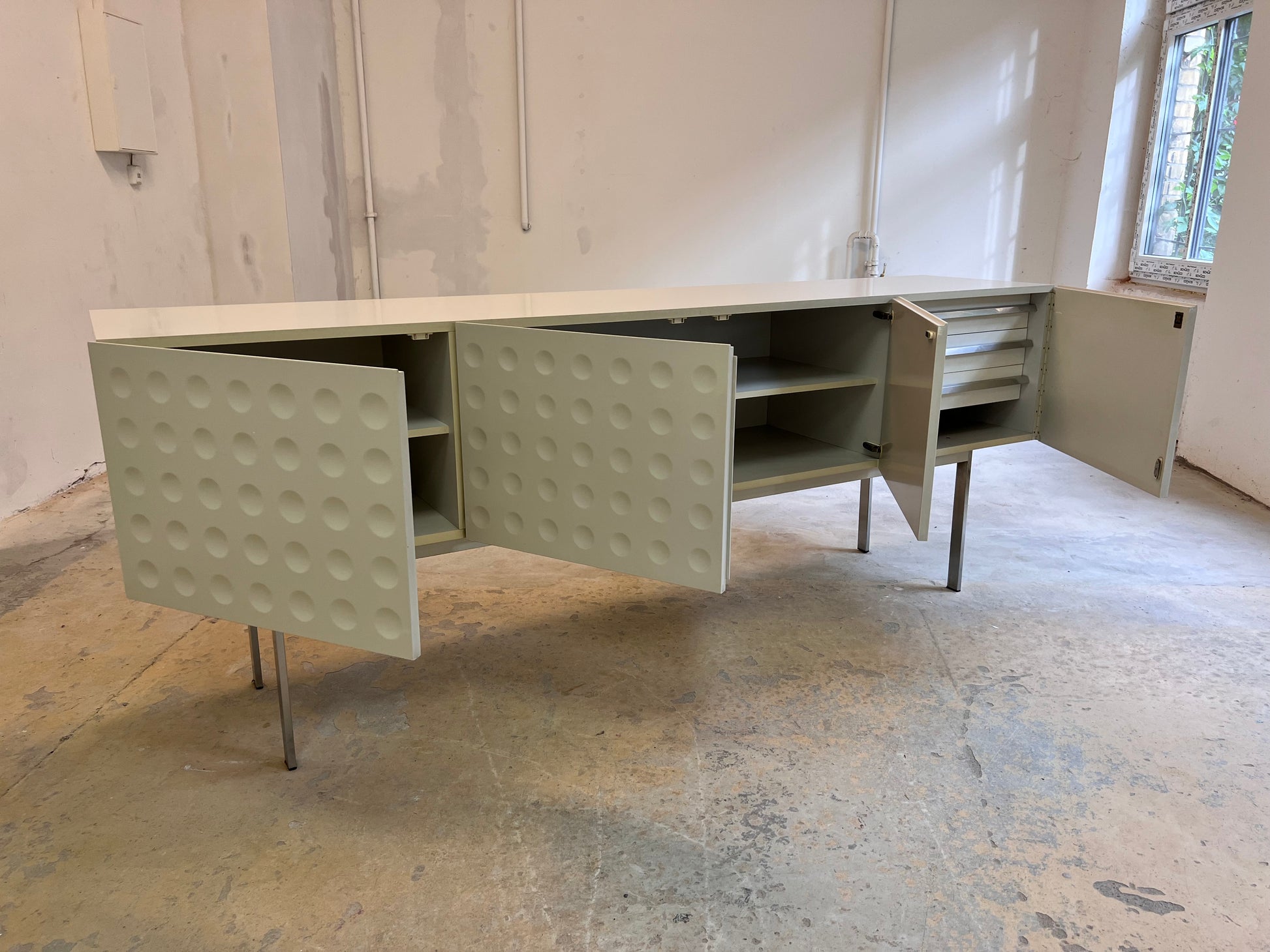 Sideboard weiß mit kreisförmigem Reliefmuster aus Belgien