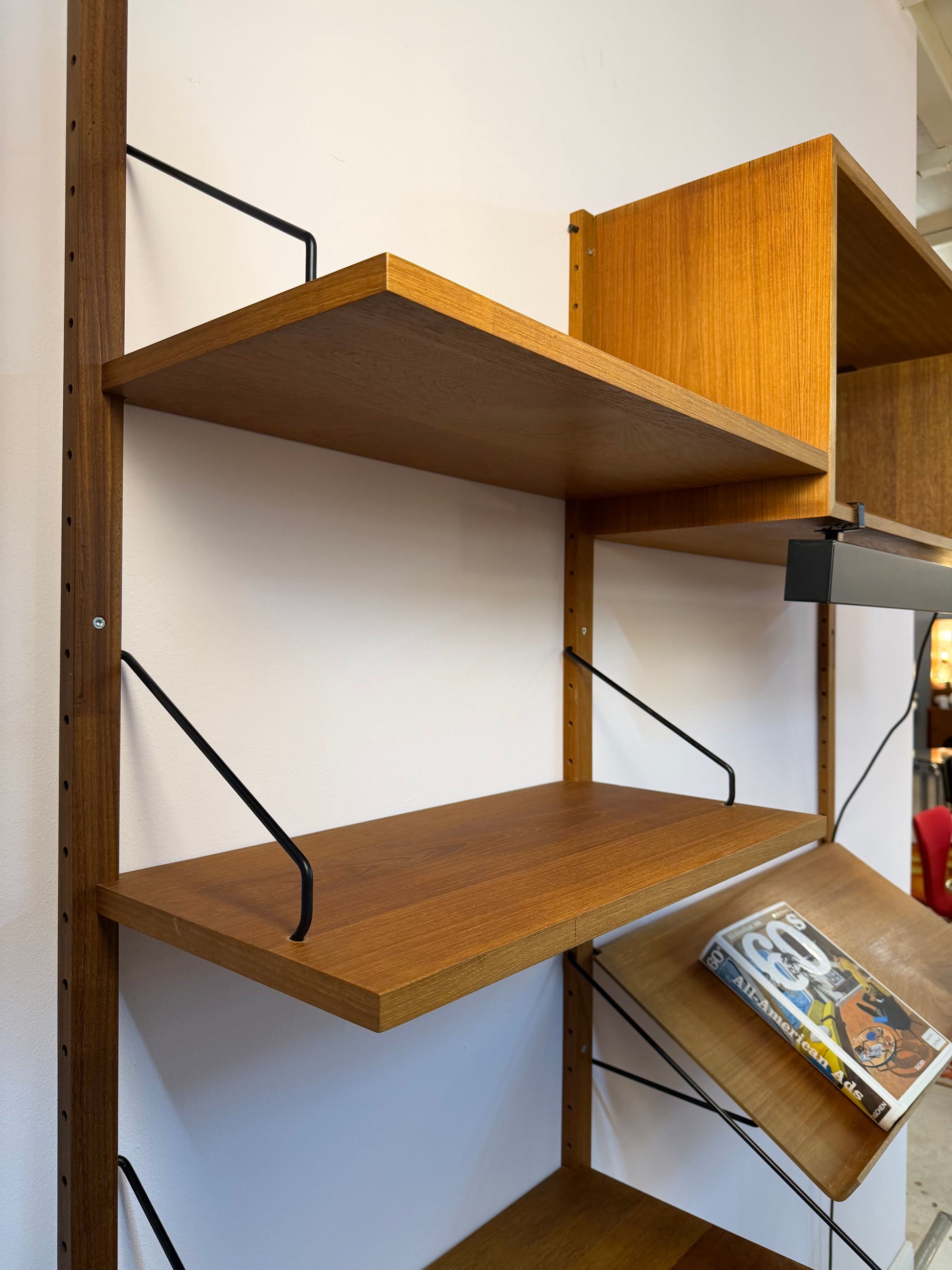 Wandregal Royal System Teak mit Lampe von Poul Cadovius