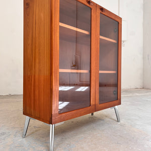 Vitrinenschrank Teak mit neuen Chromfüßen von H.W.Klein für Bramin