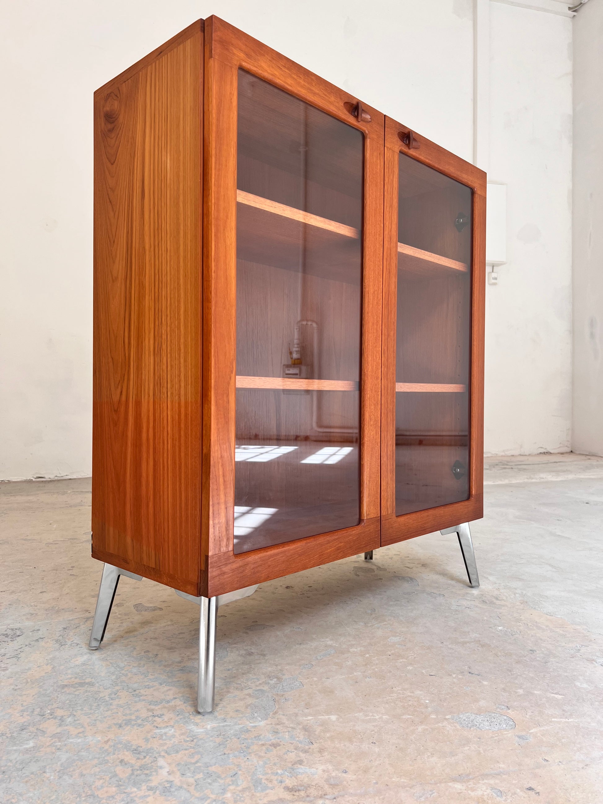 Vitrinenschrank Teak mit neuen Chromfüßen von H.W.Klein für Bramin