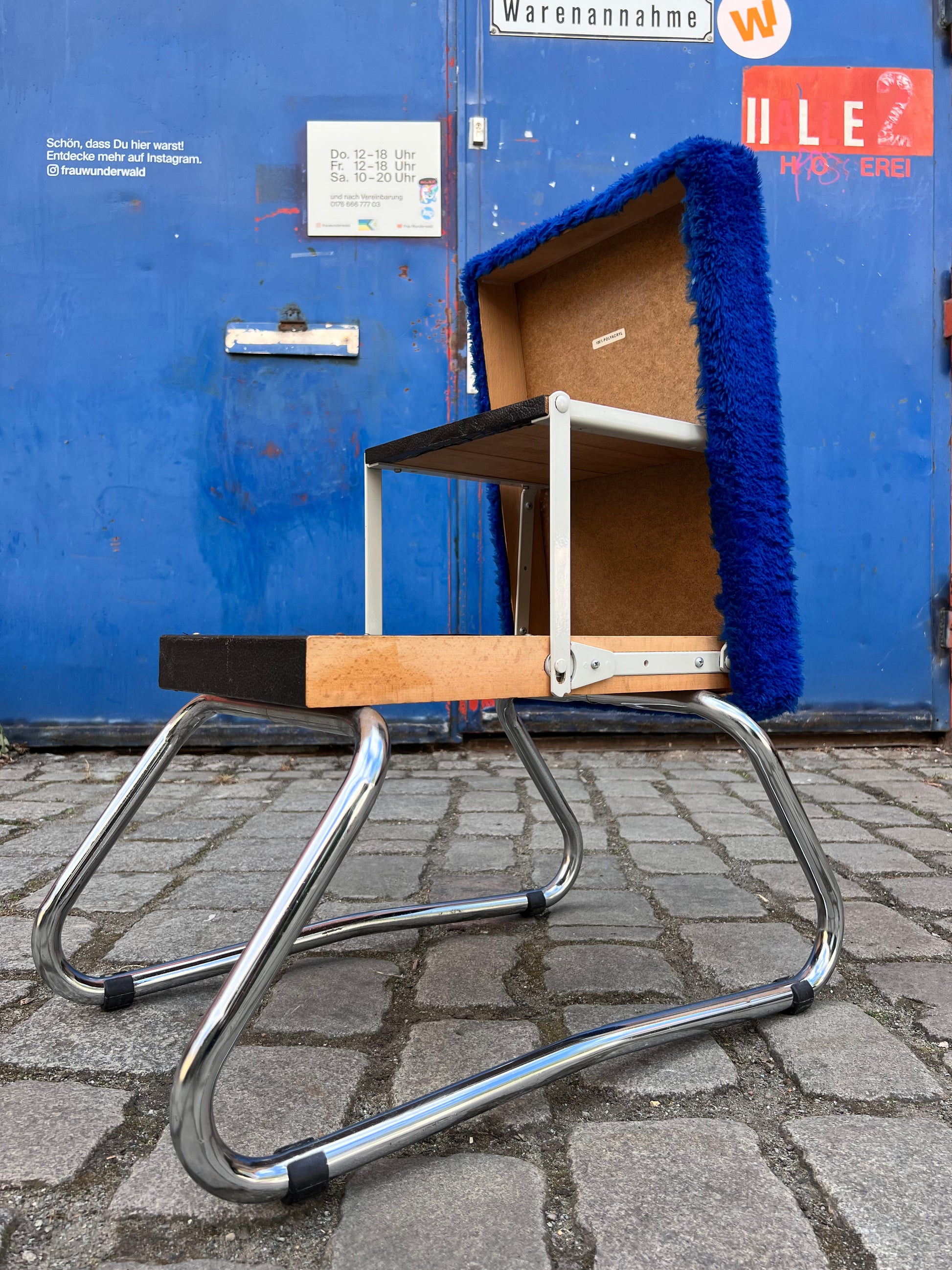 Hocker königsblau Chrom mit Tritt