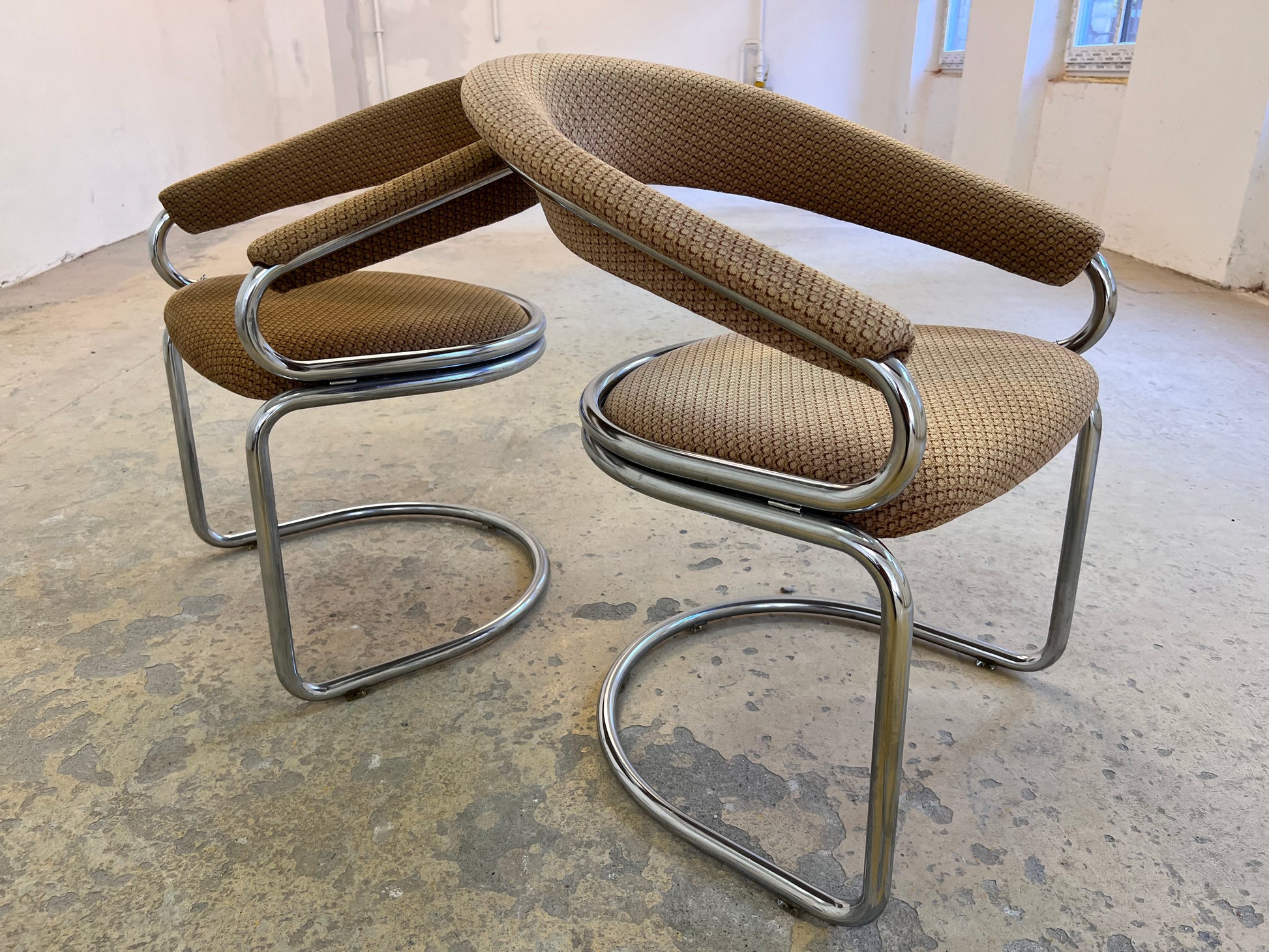 Freischwinger beige Chrom von Giotto Stoppino - mit kleinen Gebrauchsspuren