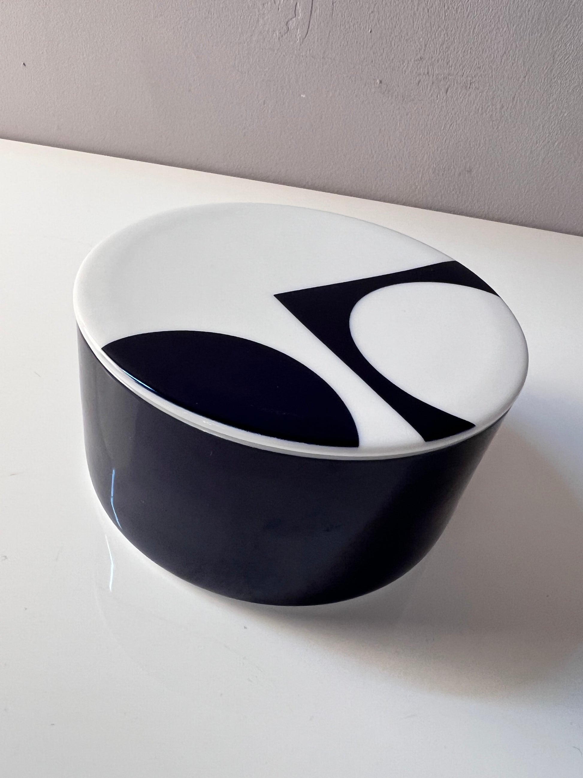Dose dunkelblau weiß mit "Geometry 1" Print von Verner Panton für Menu