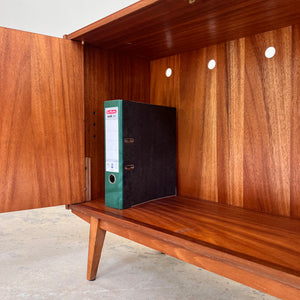 Schrank Nussbaum mit Schloss & Holzgestell