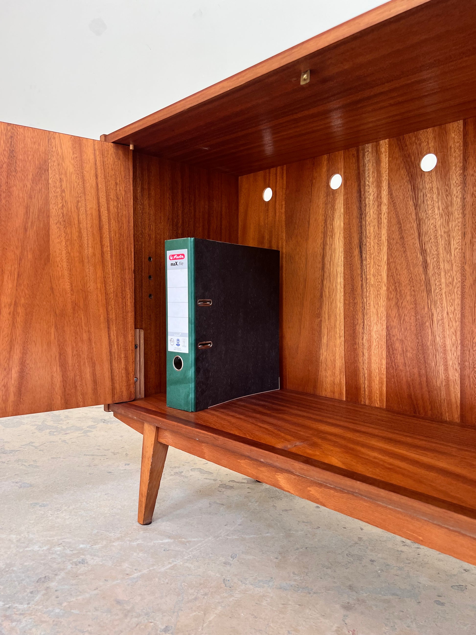Schrank Nussbaum mit Schloss & Holzgestell