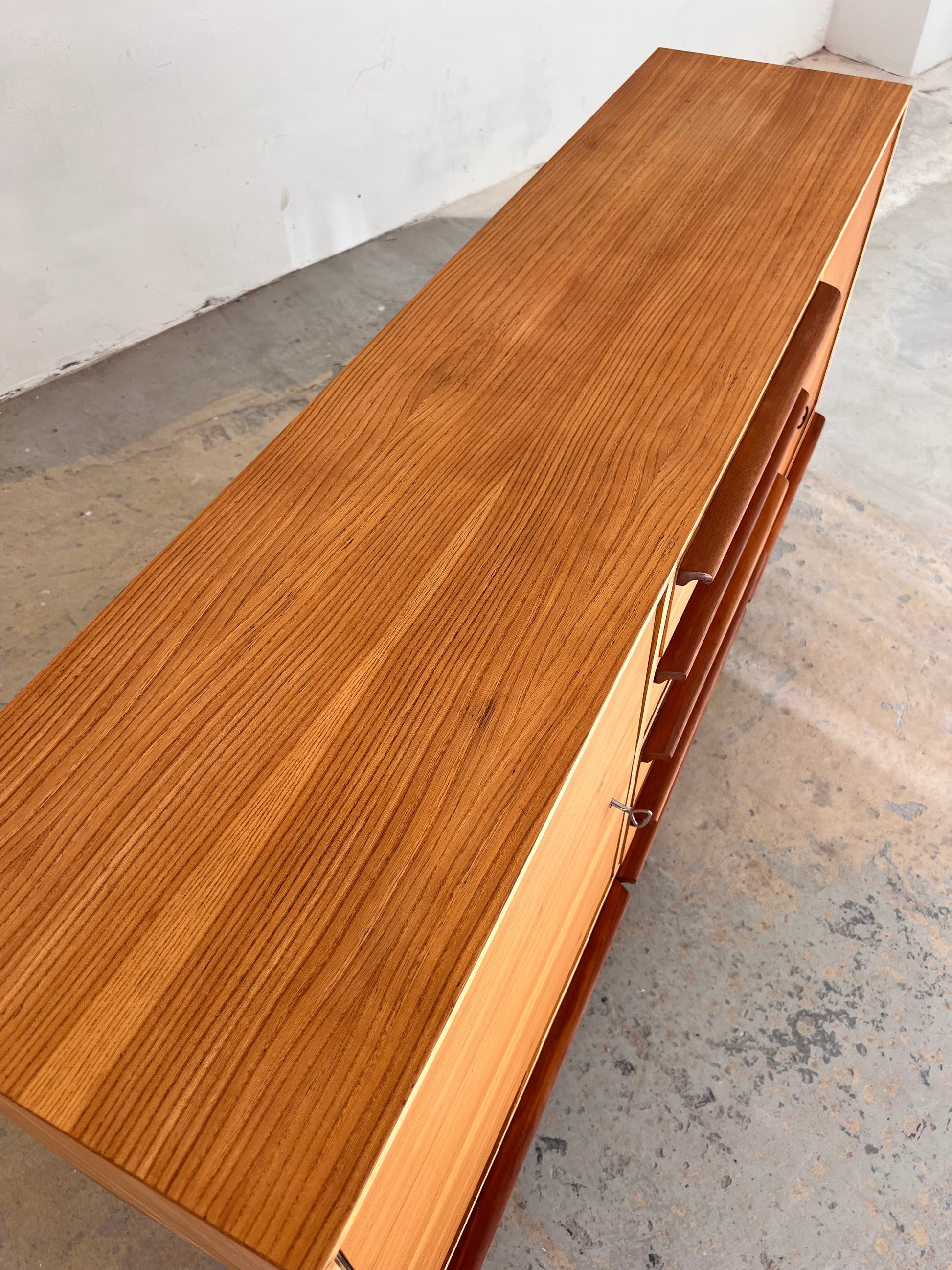 Sideboard Esche mit Schranktüren und Schubladen