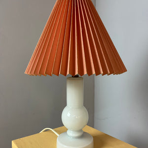 Tischlampe weiß Glas mit rosa Schirm