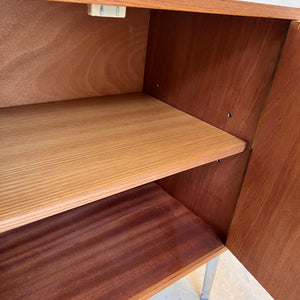 Schrank Esche mit neuen Chromfüßen