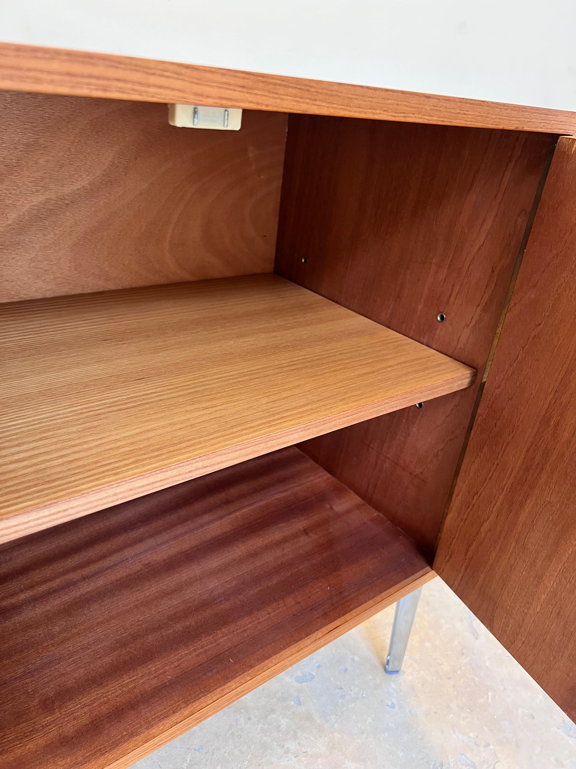 Schrank Esche mit neuen Chromfüßen