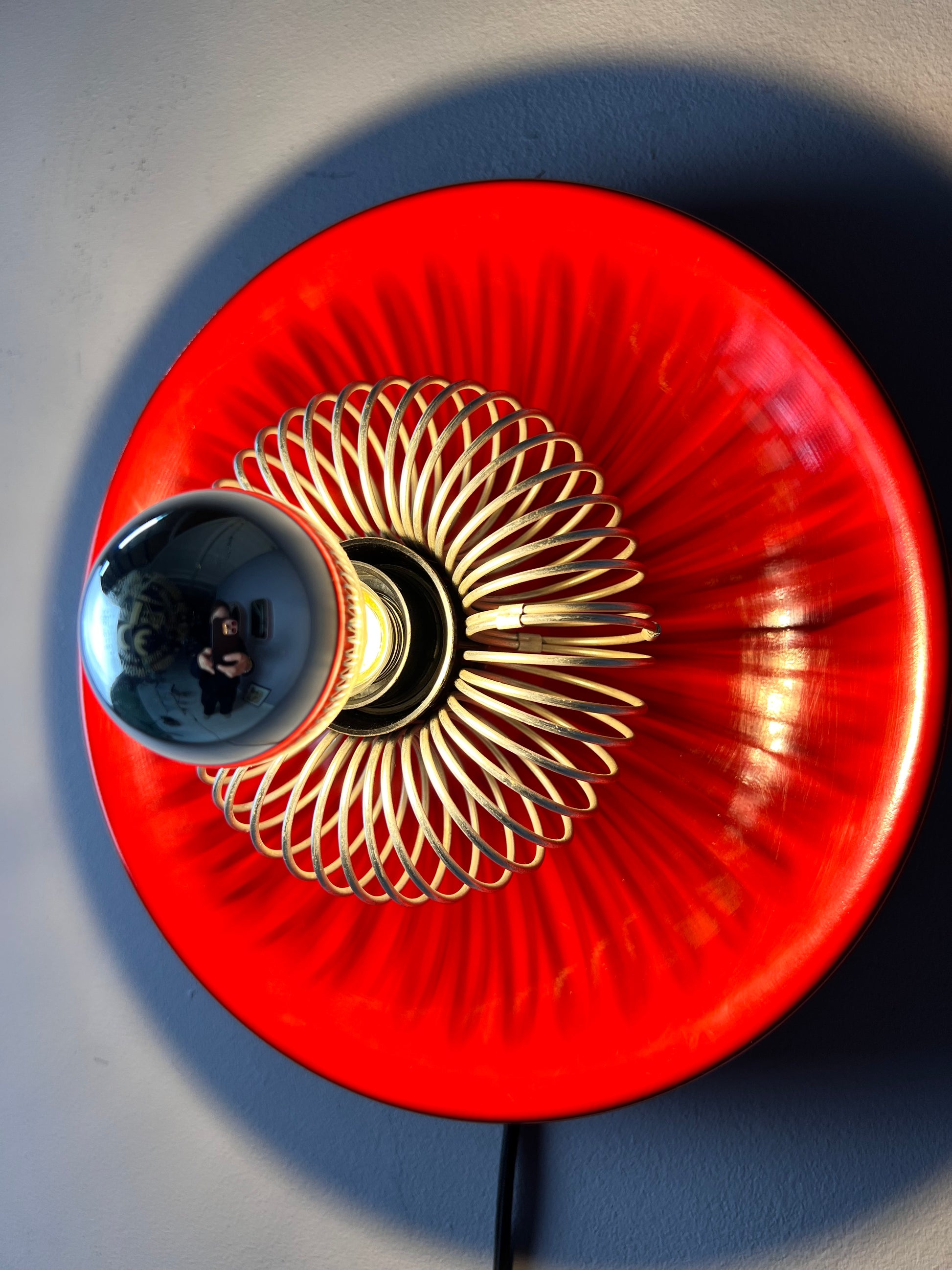 Decken-oder Wandlampe rot mit Sprirale von Elektromfem ISZ