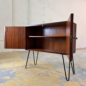 Schmale Kommode Teak auf Hairpinlegs aus Dänemark